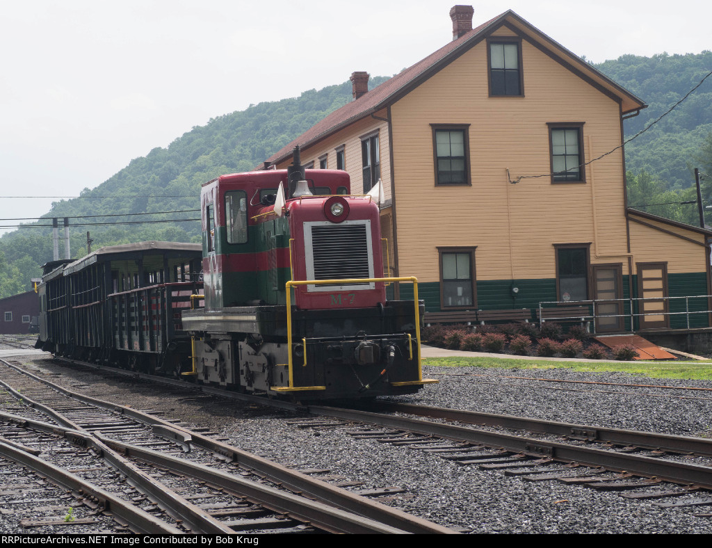 EBT m-7 and the excursion train await the next departure at Orbisonia station